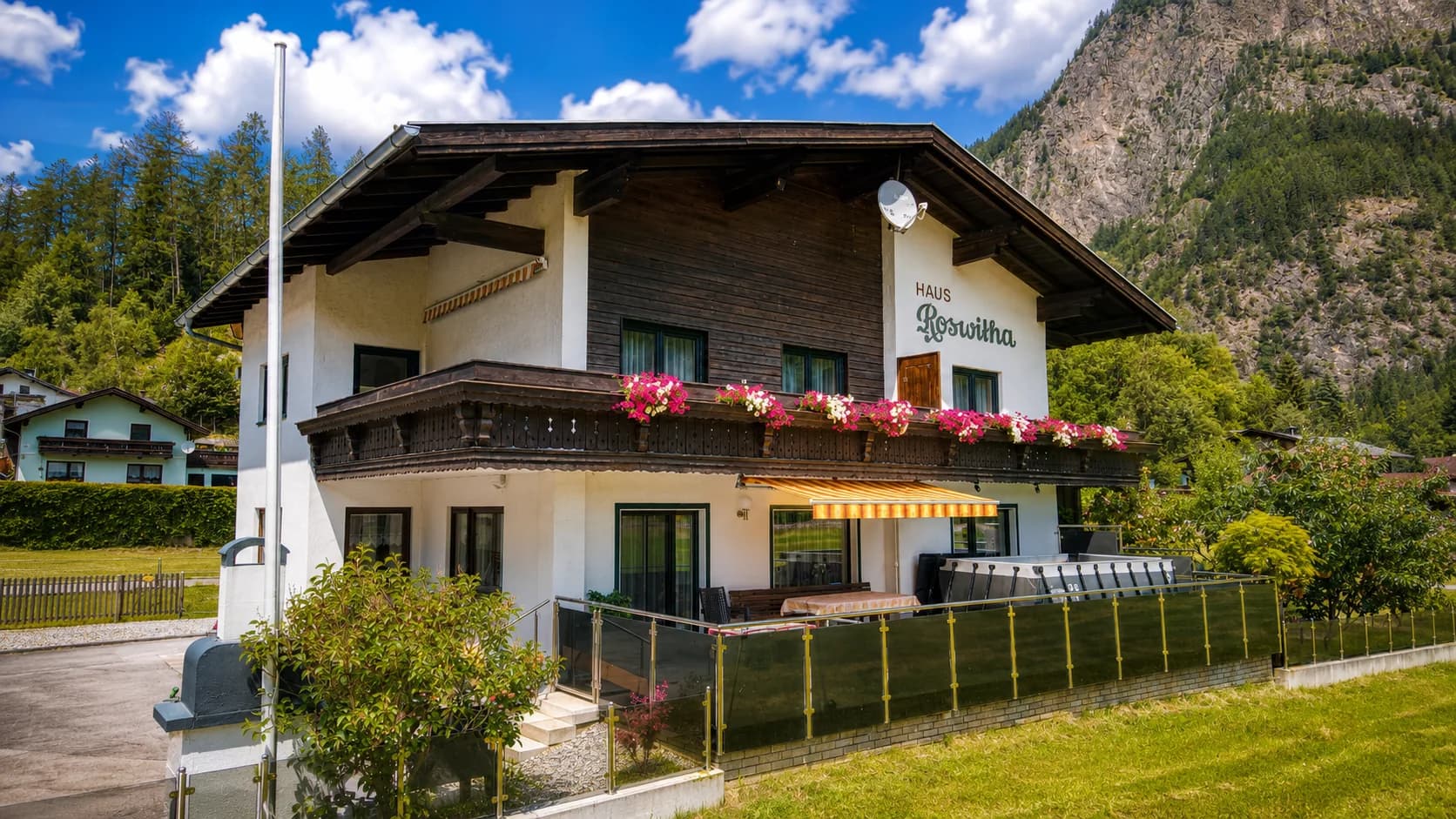 Drohnenansicht von Acherkogel Alpakas in Tumpen bei Umhausen
